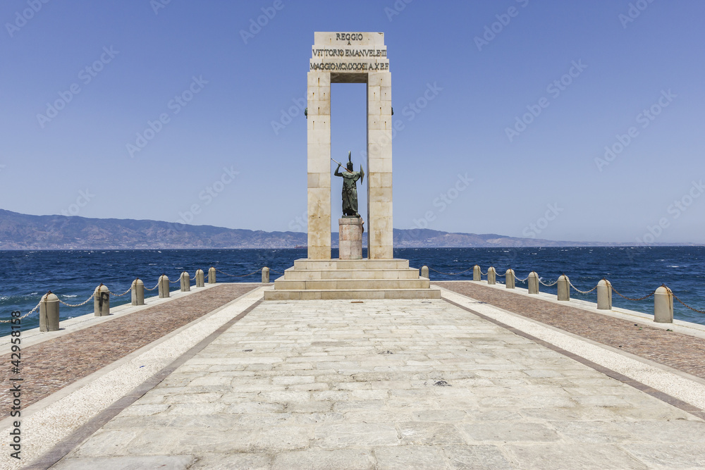 Lugomare Falcomatà di Reggio Calabria e statua di Athena