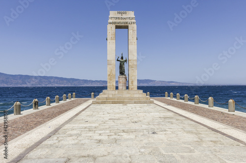 Obraz na płótnie Lugomare Falcomatà di Reggio Calabria e statua di Athena w salonie