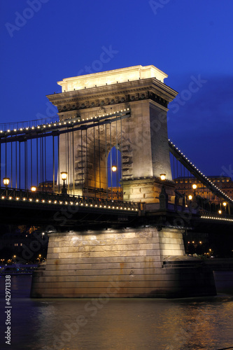 Budapest in the night : Chain bridge