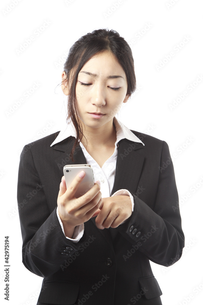 スマートフォンを操作する女性 スマートフォンを操作する女性