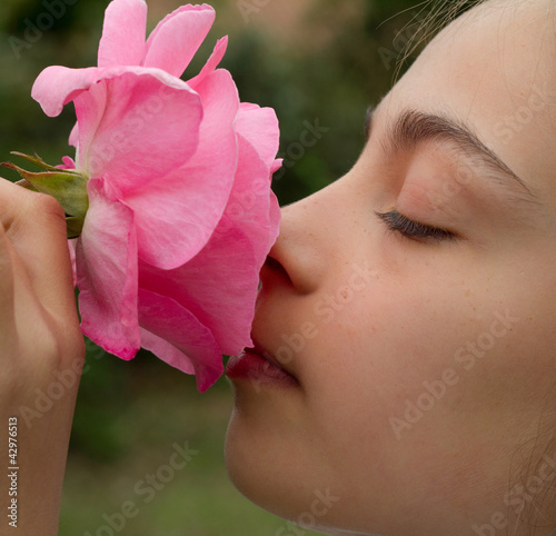 fillette sentant une rose photo