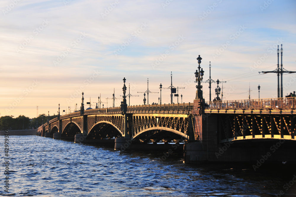Pont de la Trinité à Saint-Pétersbourg.