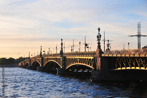 Pont de la Trinité à Saint-Pétersbourg.