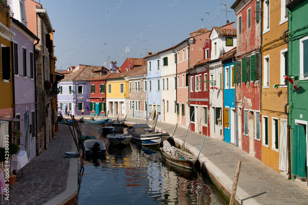 Farbige Häuser an Kanal, Burano, Venedig