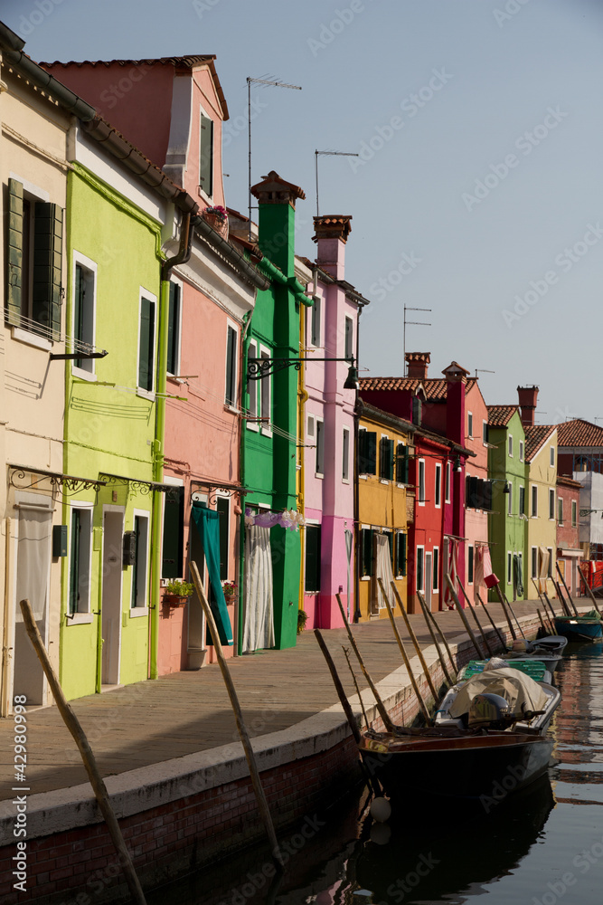 Farbige Häuser an Kanal in Burano, Venedig
