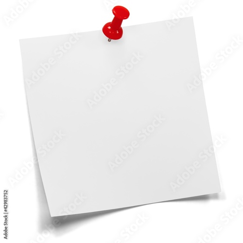 Weißer Merkzettel mit rotem Pin