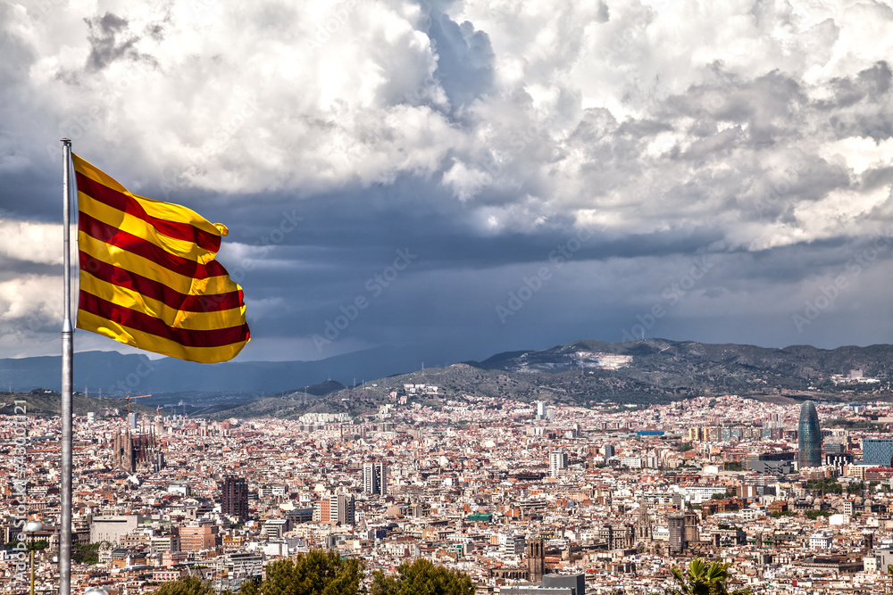 Fototapeta premium Catalan flag on the background of Barcelona
