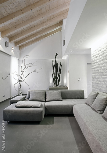 divano in tessuto grigio nel soggiorno moderno photo