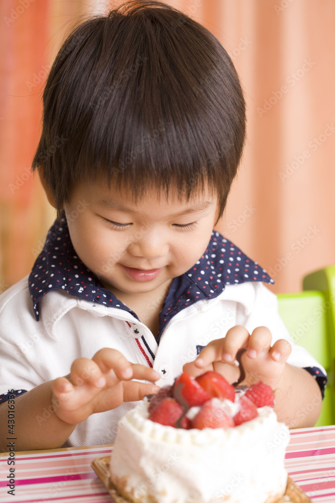 ケーキと喜ぶ子供 ケーキと喜ぶ子供