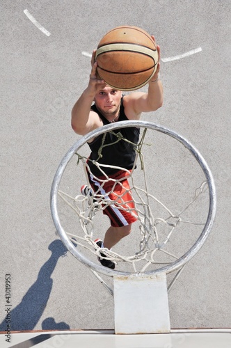 Basketball player shooting the ball © cirkoglu