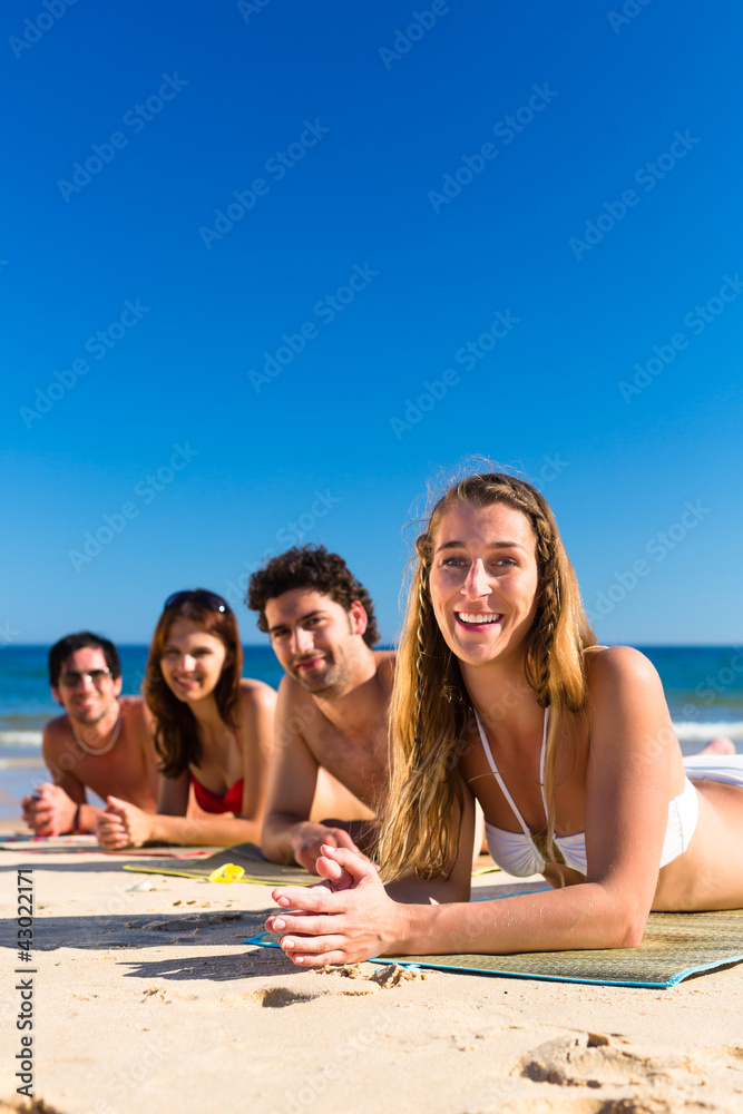 Freunde im Sommer Urlaub am Strand Freunde im Sommer Urlaub am Strand