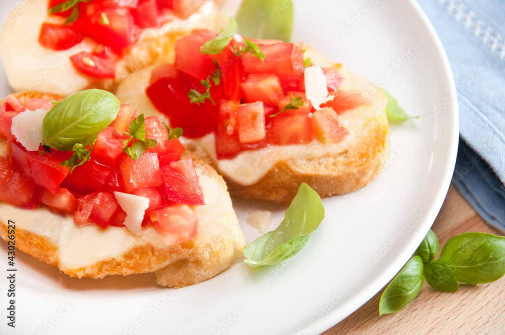 Bruschetta z mozzarellą i pomidorami Bruschetta z mozzarellą i pomidorami