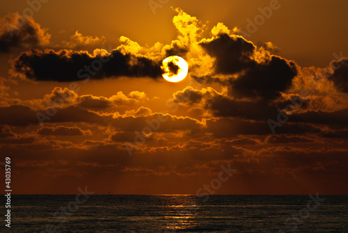 Bellissimo tramonto al mare photo