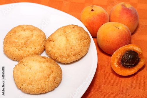 amaretti biscuits and apricots