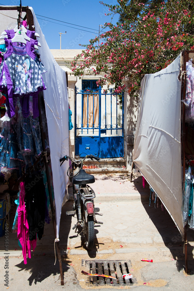 Naklejka premium Tunisian gate, market street