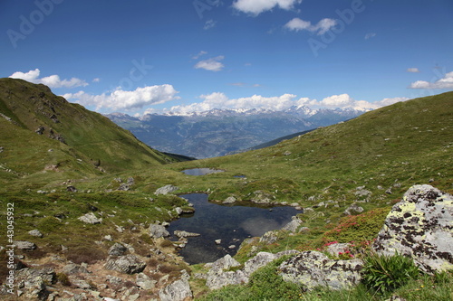Petits lacs dans les Alpes suisses. photo
