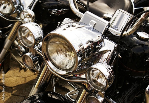 Verchromte Lampen an einem Motorrad