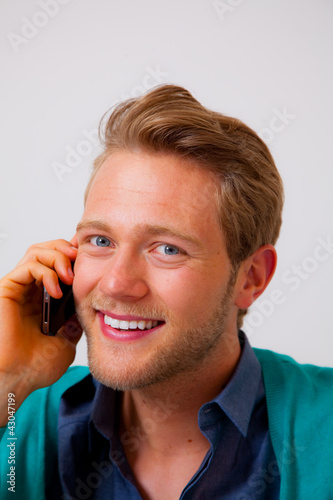 junger mann am telefon