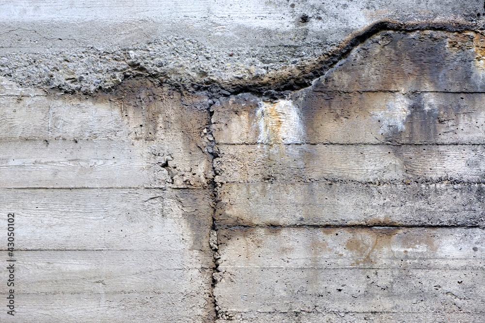 Obraz premium Feuchte,marode Betonwand
