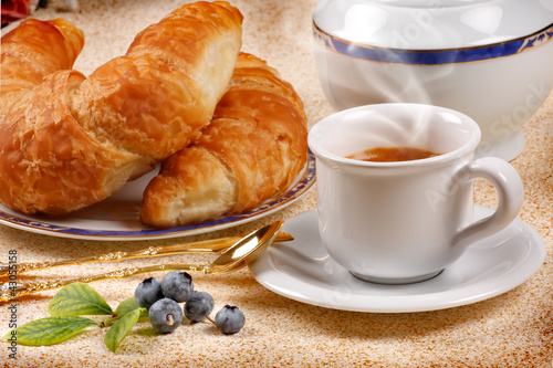 Fototapeta Caffè espresso con cornetti e frutti di mirtillo