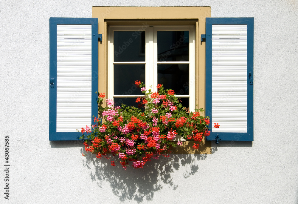 Fenster von außen Stock-Foto | Adobe Stock