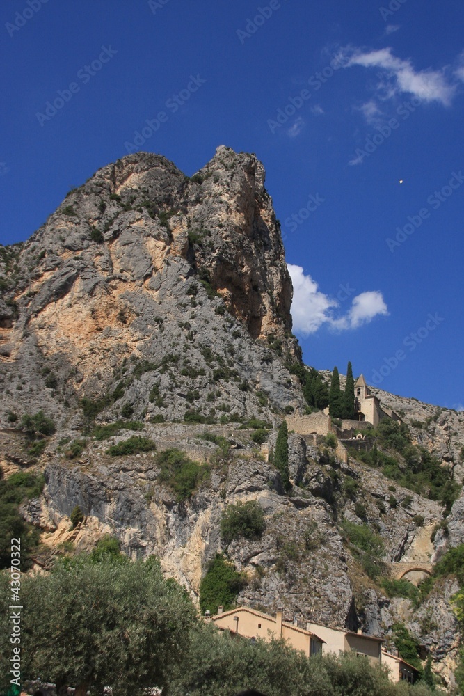 Le village perché de Moustiers Sainte Marie Le village perché de Moustiers Sainte Marie