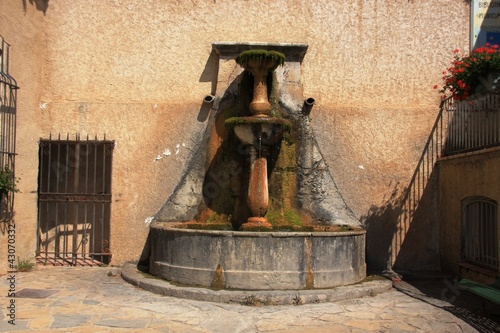 une fontaine à Moustiers Sainte Marie photo