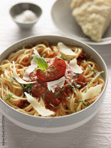 Spaghettis au coulis de tomates séchées, basilic et parmesan