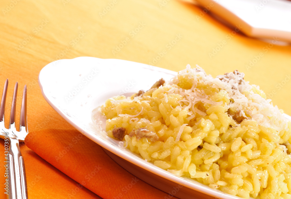 Risotto con zafferano e salsiccia, close-up Risotto con zafferano e salsiccia, close-up