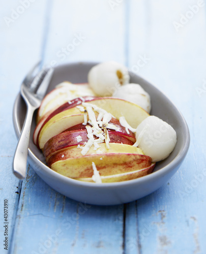 Fruits croquants au chocolat blanc photo