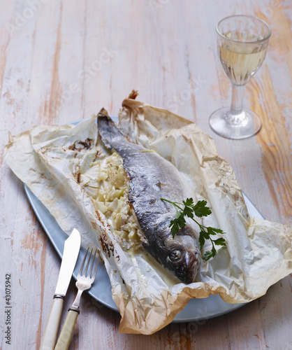 Papillote de poisson entier et fenouil