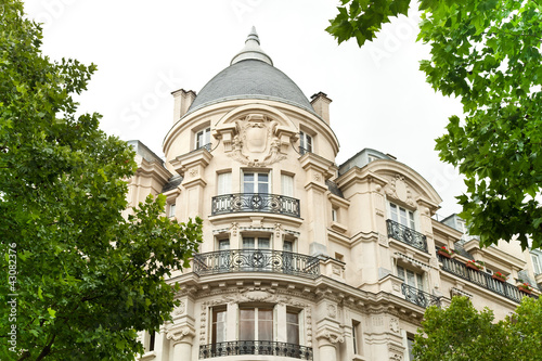 Canvas Print Haus - Altbau in Paris - Wohnung mit Balkon