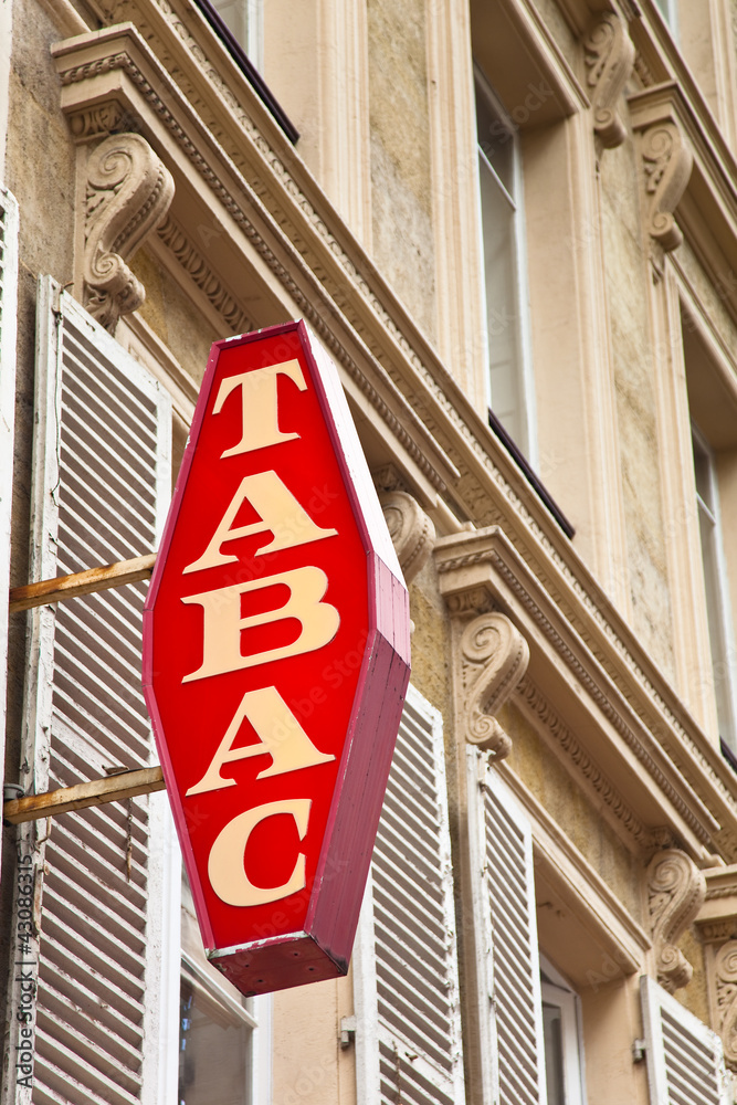 Naklejka premium Hausfassade mit Tabac - Schild in Frankreich
