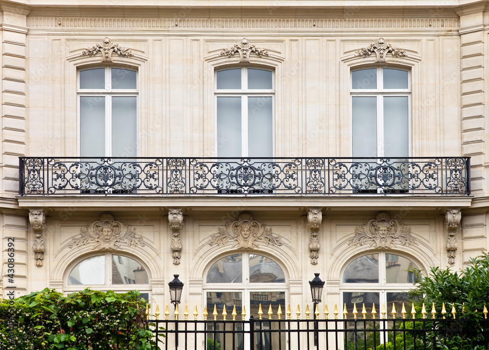 Fototapeta premium Villa mit Balkon und Zaun in Paris