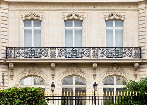 Villa mit Balkon und Zaun in Paris