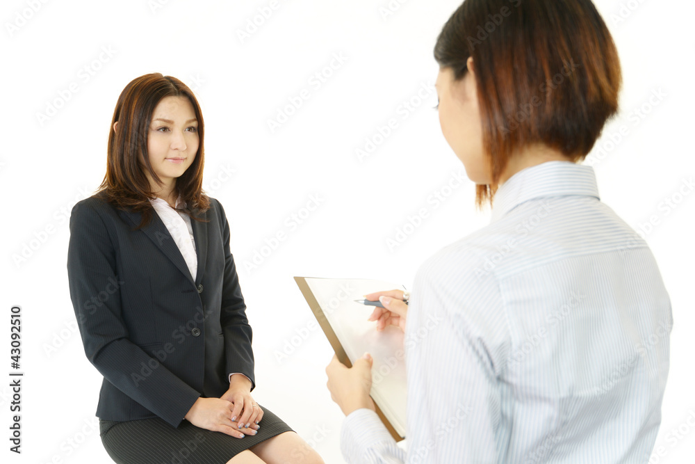 面接を受ける女性 面接を受ける女性