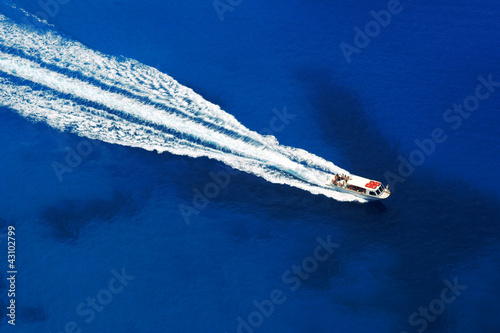 Motorówka na morzu przy greckiej wyspie Zakynthos © GKor