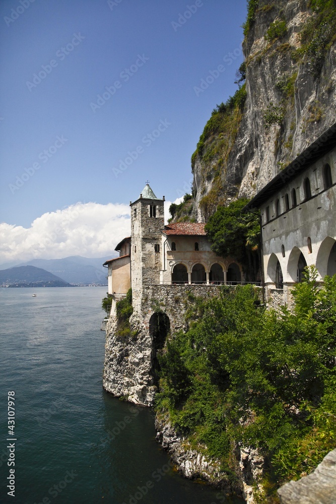 Naklejka premium Eremo di Santa Caterina del Sasso, LAgo Maggiore