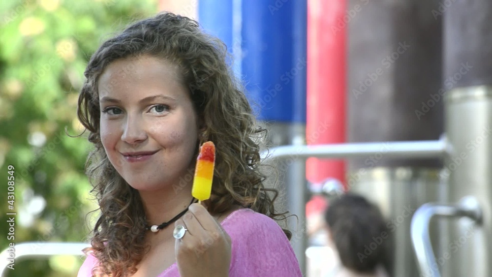 adolescente comiendo helado