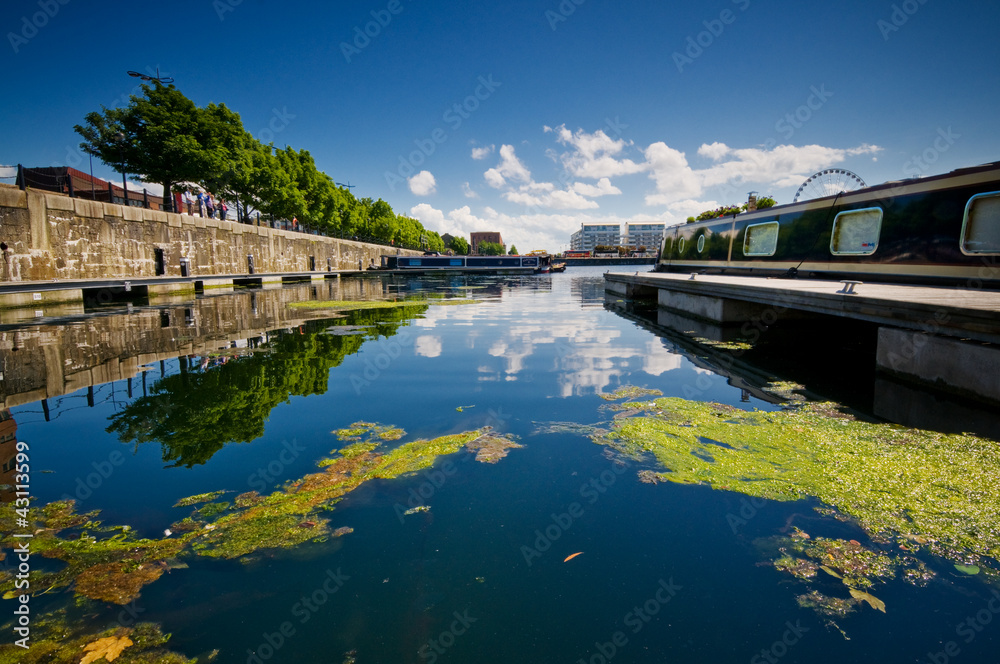 Fototapeta premium 53 - albert dock mooring liverpool
