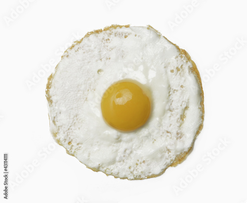 Huevo frito sobre fondo blanco.
