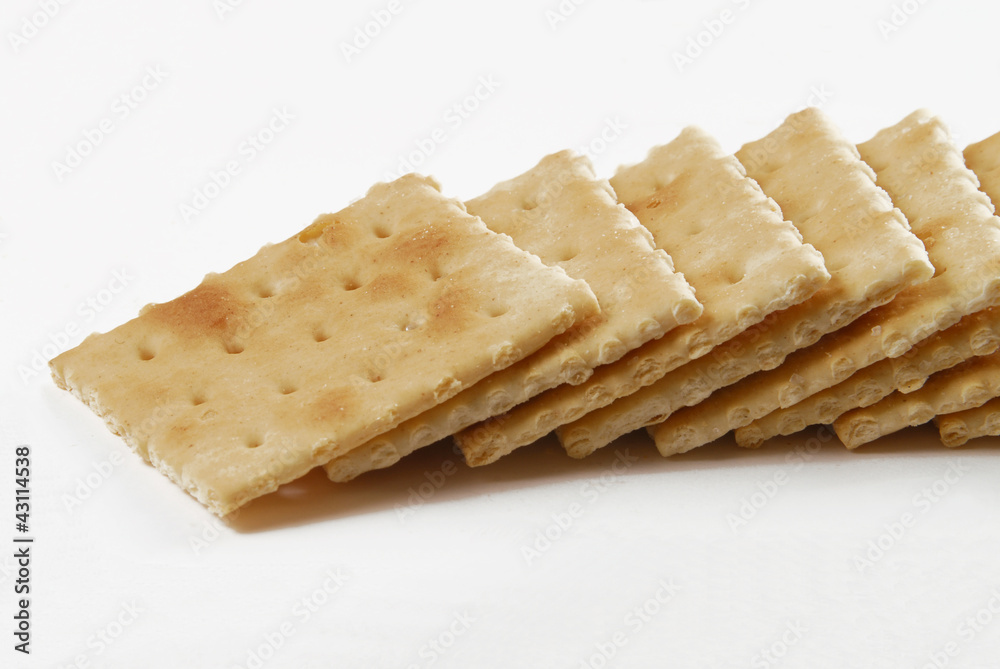 Galletas de soda en fondo blanco. Galletas de soda en fondo blanco.