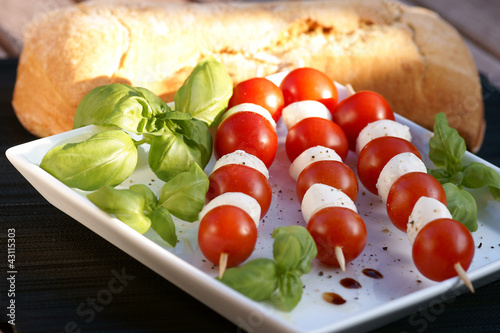 Tomaten-Mozzarella-Spieße