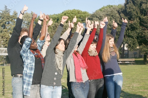 gruppo studenti allegri con le mani alzate photo