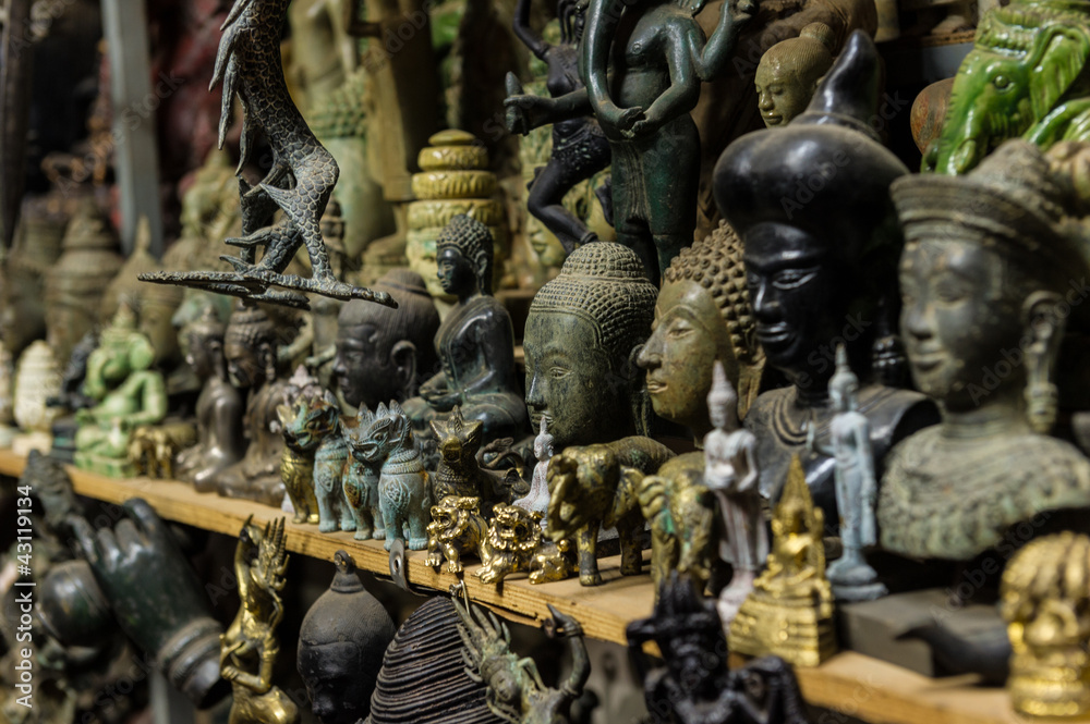 Fototapeta premium Souvenir statuettes