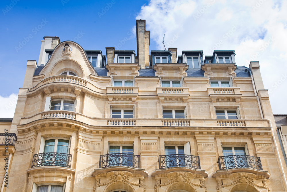 Haus  in Paris - blauer Himmel