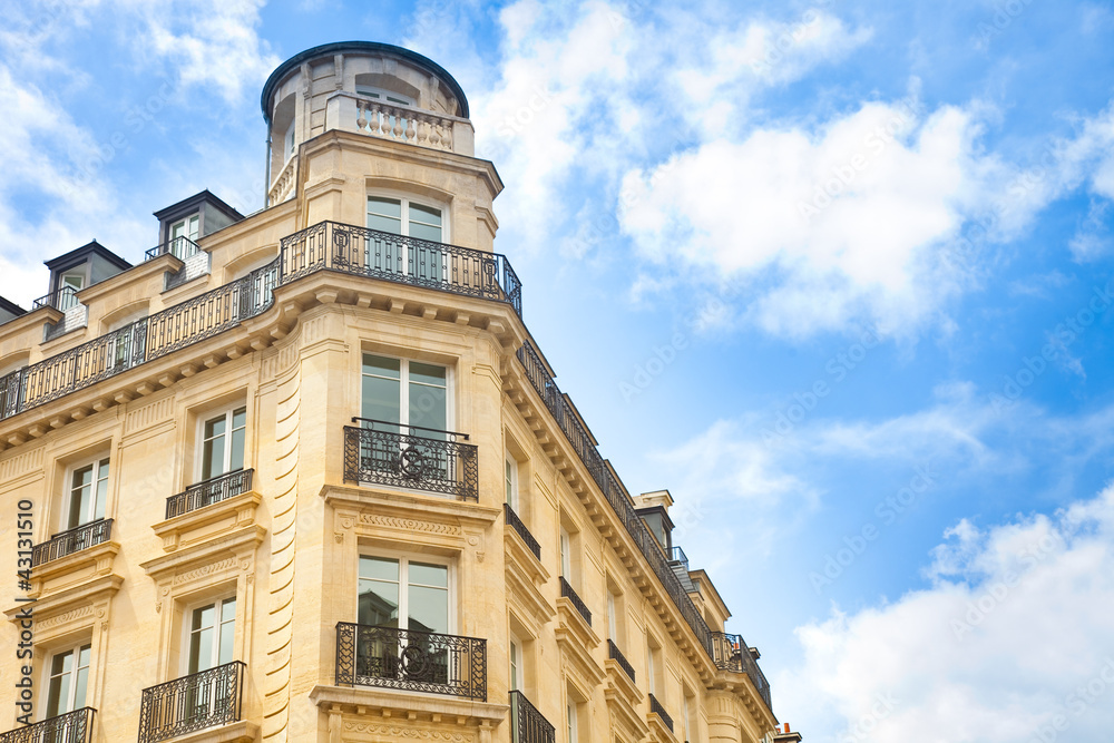 Fototapeta premium Haus in Paris im Sommer