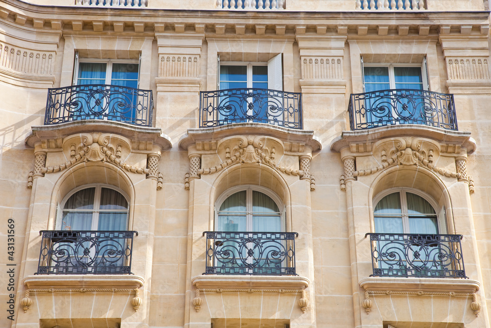Hausfassade - altes Haus mit Balkon in Paris