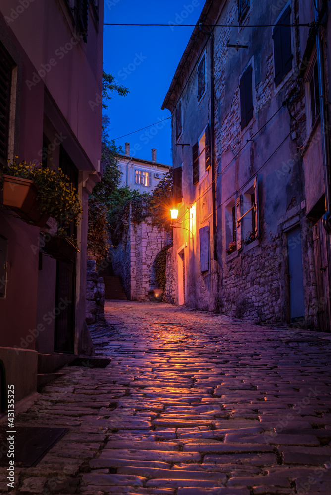 Obraz premium Old street at night -Pula ,Croatia