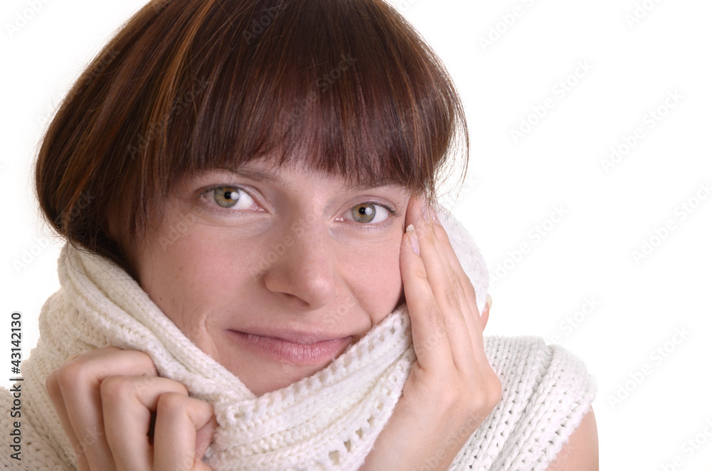 Junge Frau mit weissem Schal